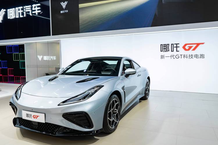 惠州300哪吒汽车在智能汽车领域的表现，领途汽车在新能源汽车市场中的影响力